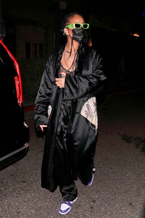 Rihanna quitte le restaurant "Wally's" à Beverly Hills, le 19 avril 2021.