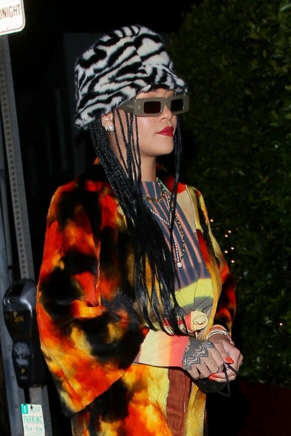 Exclusif - Rihanna arrive au restaurant Giorgio Baldi pour un dîner en famille à Santa Monica, Los Angeles, le 17 avril 2021.