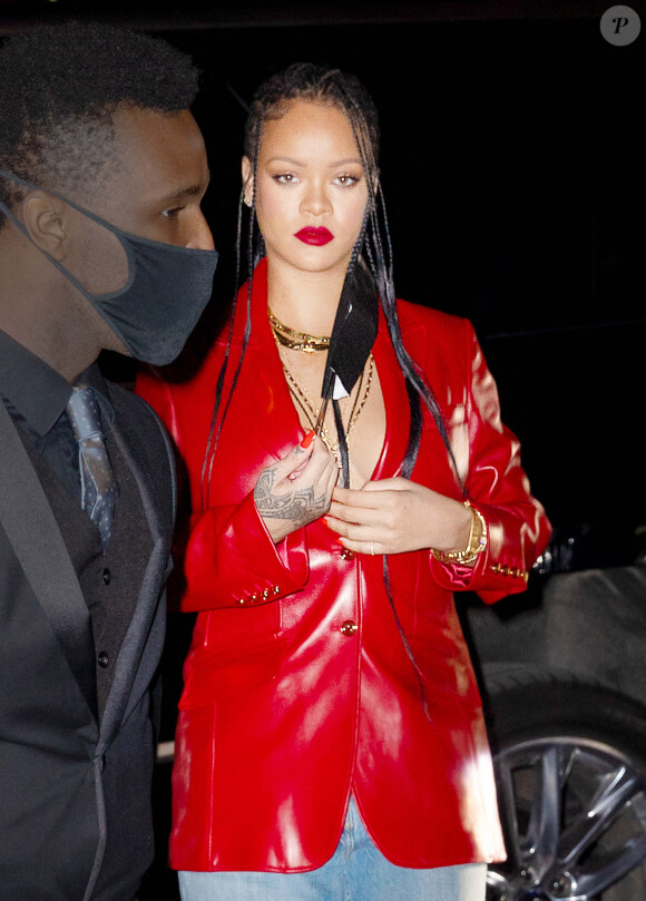 Rihanna arrive dans un restaurant de New York pour un dîner en solo le 6 avril 2021.