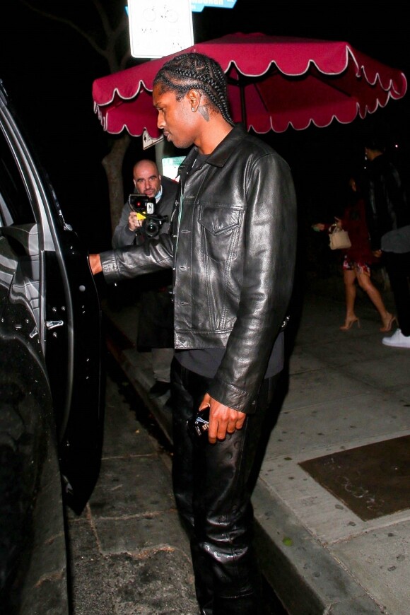 Rihanna et son compagnon ASAP Rocky, des traces de rouge à lèvres sur la joue, quittent le restaurant "Delilah"vers 3 h 30 du matin à Los Angeles, le 12 avril 2021.