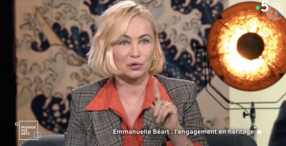 Emmanuelle Béart, invitée par Claire Chazal dans l'émission "Passage des Arts", sur France 5. Le 19 mai 2021.