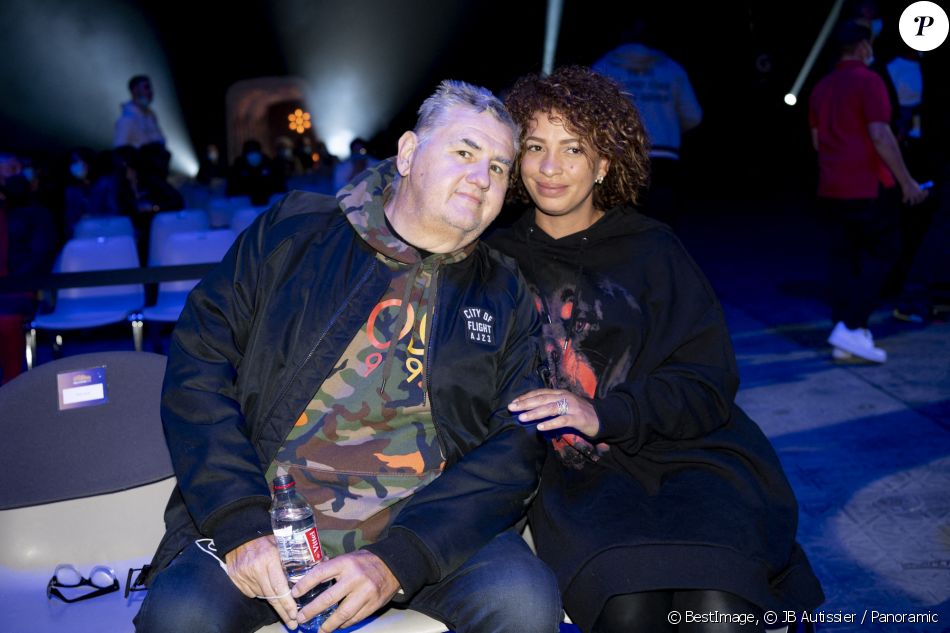 Pierre Ménès et sa femme Mélissa Acosta - People lors de la soirée de boxe à Paris La Défense Arena le 25 septembre 2020. © JB Autissier / Panoramic / Bestimage