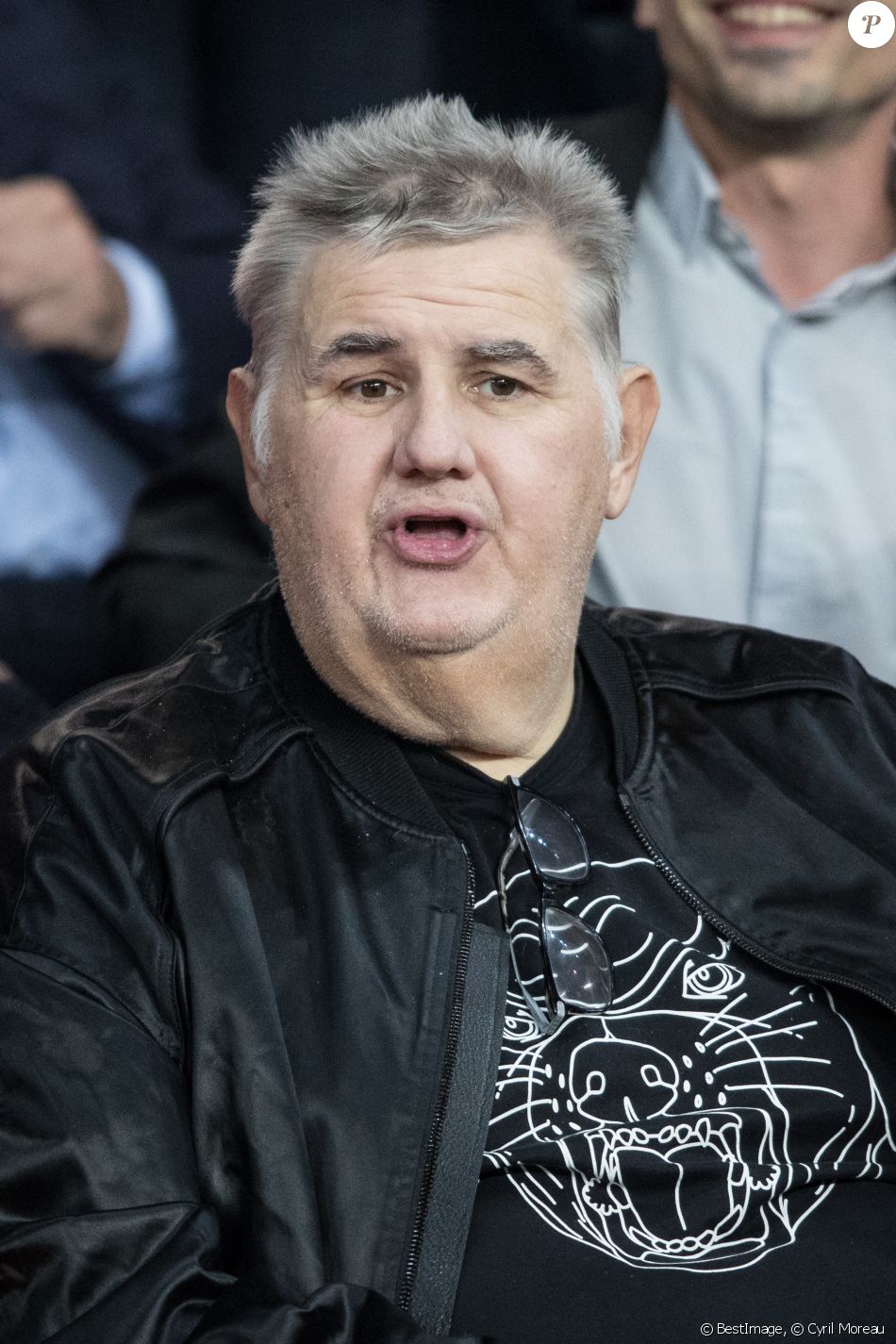 Pierre Ménès dans les tribunes lors du match UEFA Ligue des Champions groupe A, opposant le Paris Saint-Germain (PSG) au Real Madrid au Parc des Princes à Paris, France, le 18 septembre 2019. Le PSG a gagné 3-0. © Cyril Moreau/Bestimage
