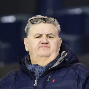 Pierre Ménès dans les tribunes du parc des princes lors du match de championnat de Ligue 1 Conforama opposant le Paris Saint-Germain (PSG) à Lille le 22 Novembre 2019 à Paris © JB Autisier / Panoramic / Bestimage