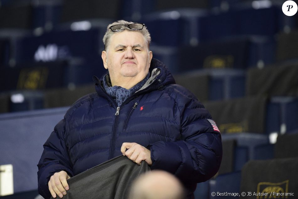 Pierre Ménès dans les tribunes du parc des princes lors du match de championnat de Ligue 1 Conforama opposant le Paris Saint-Germain (PSG) à Lille le 22 Novembre 2019 à Paris © JB Autisier / Panoramic / Bestimage