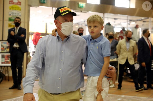 Le prince Albert II de Monaco et le prince Jacques de Monaco, marquis des Baux, participent à l'oeuvre de l'artiste Mark Dickens à la Collection de Voitures de SAS le Prince de Monaco, le 21 mai 2021. © Jean François Ottonello/Nice Matin/Bestimage 