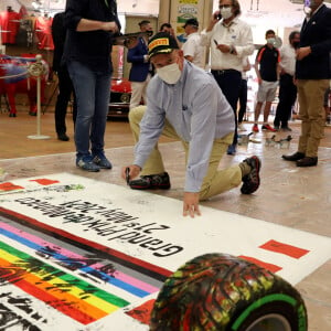 Le prince Albert II de Monaco participe à l'oeuvre de l'artiste Mark Dickens à la Collection de Voitures de SAS le Prince de Monaco, le 21 mai 2021. © Jean François Ottonello/Nice Matin/Bestimage 