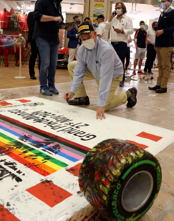 Le prince Albert II de Monaco participe à l'oeuvre de l'artiste Mark Dickens à la Collection de Voitures de SAS le Prince de Monaco, le 21 mai 2021. © Jean François Ottonello/Nice Matin/Bestimage 