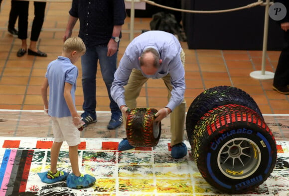 Le prince Albert II de Monaco, le prince Jacques de Monaco, marquis des Baux, participent à l'oeuvre de l'artiste Mark Dickens à la Collection de Voitures de SAS le Prince de Monaco, le 21 mai 2021. © Jean François Ottonello/Nice Matin/Bestimage 