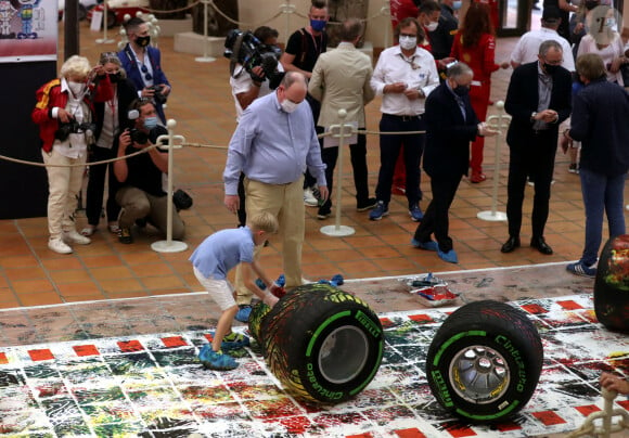 Le prince Albert II de Monaco, le prince Jacques de Monaco, marquis des Baux, participent à l'oeuvre de l'artiste Mark Dickens avec Jean Todt à la Collection de Voitures de SAS le Prince de Monaco, le 21 mai 2021. © Jean François Ottonello/Nice Matin/Bestimage 