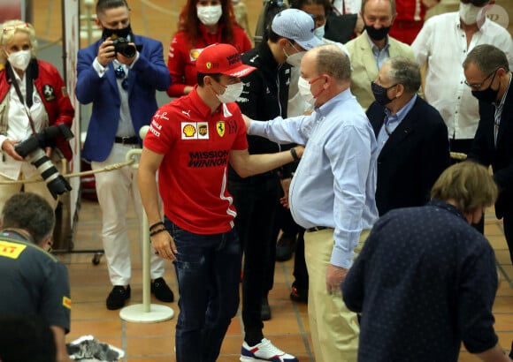 Le prince Albert II de Monaco, participe à l'oeuvre de l'artiste Mark Dickens avec Charles Leclerc, Jean Todt et Esteban Ocon à la Collection de Voitures de SAS le Prince de Monaco, le 21 mai 2021. © Jean François Ottonello/Nice Matin/Bestimage 