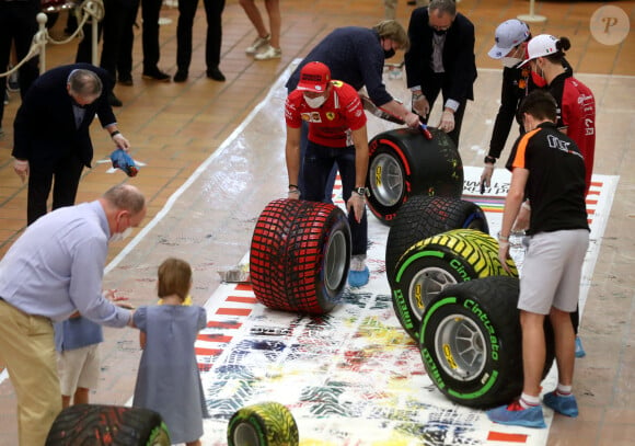 Le prince Albert II de Monaco, le prince Jacques de Monaco, marquis des Baux, et la princesse Gabriella de Monaco, comtesse de Carladès, participent à l'oeuvre de l'artiste Mark Dickens avec Charles Leclerc, Jean Todt et Esteban Ocon à la Collection de Voitures de SAS le Prince de Monaco, le 21 mai 2021. © Jean François Ottonello/Nice Matin/Bestimage 