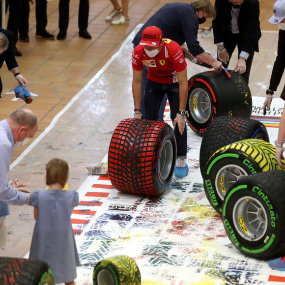 Le prince Albert II de Monaco, le prince Jacques de Monaco, marquis des Baux, et la princesse Gabriella de Monaco, comtesse de Carladès, participent à l'oeuvre de l'artiste Mark Dickens avec Charles Leclerc, Jean Todt et Esteban Ocon à la Collection de Voitures de SAS le Prince de Monaco, le 21 mai 2021. © Jean François Ottonello/Nice Matin/Bestimage 