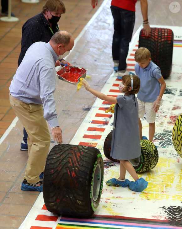 Le prince Albert II de Monaco, le prince Jacques de Monaco, marquis des Baux, et la princesse Gabriella de Monaco, comtesse de Carladès, participent à l'oeuvre de l'artiste Mark Dickens à la Collection de Voitures de SAS le Prince de Monaco, le 21 mai 2021. © Jean François Ottonello/Nice Matin/Bestimage 