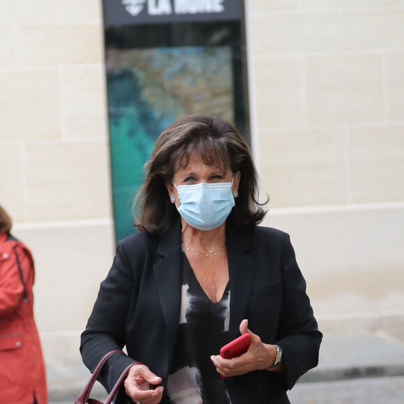 Anne Sinclair - Hommage à Guy Bedos en l'église de Saint-Germain-des-Prés à Paris le 4 juin 2020.