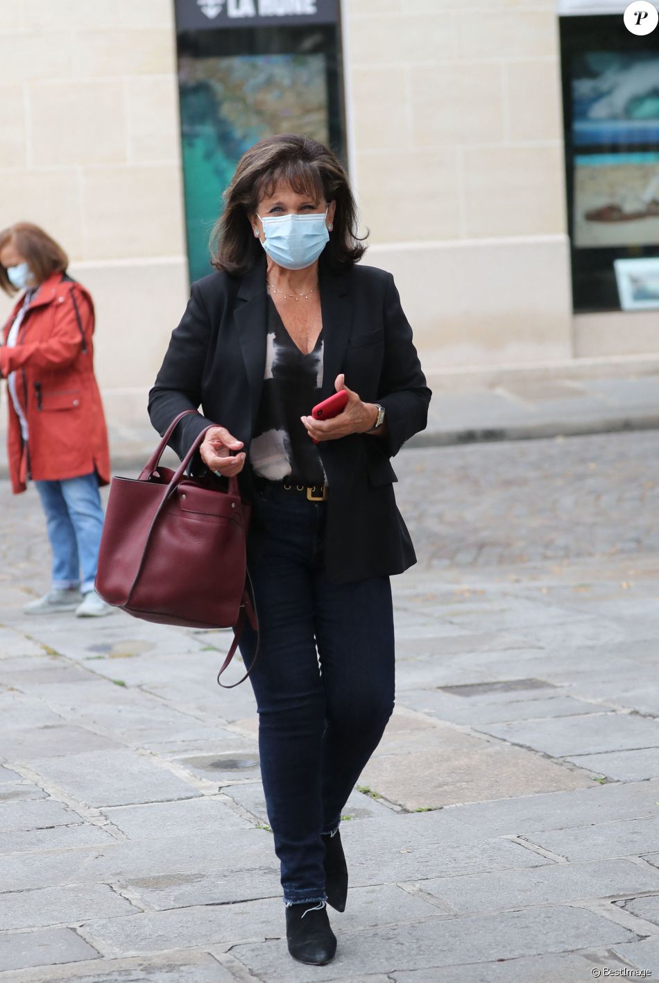 Anne Sinclair - Hommage à Guy Bedos en l'église de Saint-Germain-des-Prés à Paris le 4 juin 2020.