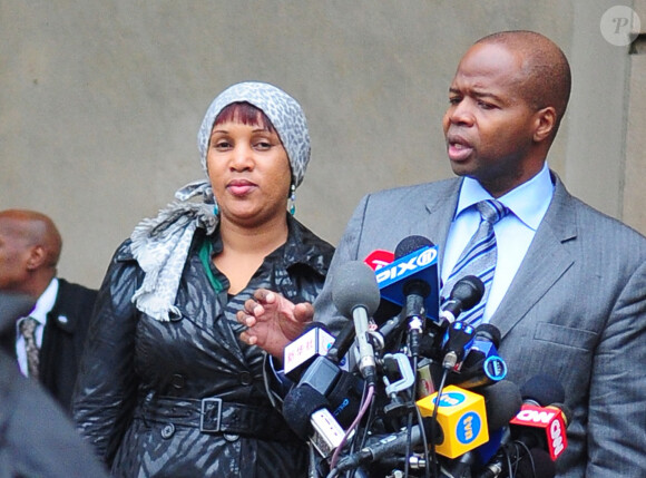 Nafissatou Diallo quitte le tribunal du Bronx a New York, USA le 10 Decembre 2012. Un accord financier entre Dominique Strauss-Kahn et Nafissatou Diallo qui l'accusait d'agression sexuelle a mis fin ce lundi aux poursuites contre l'ancien patron du FMI à New York. 