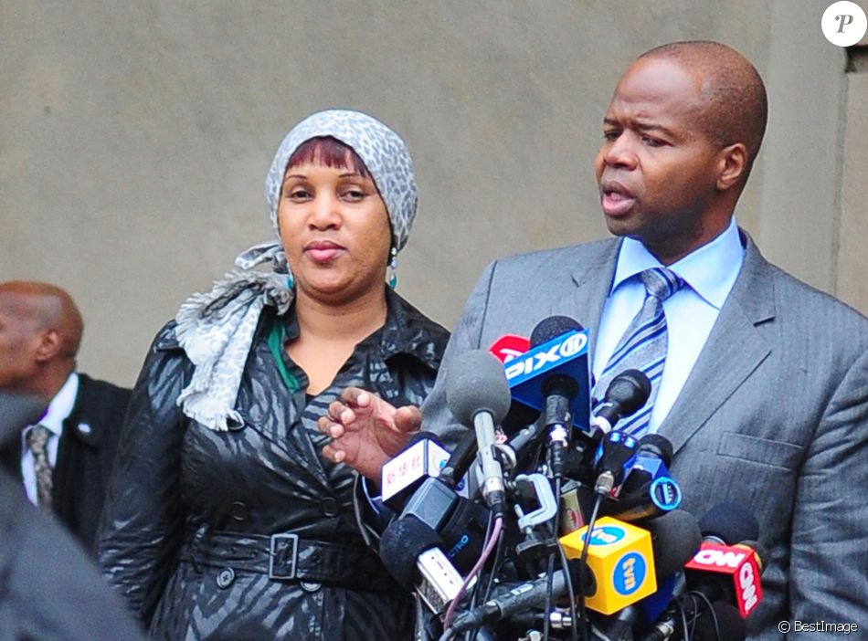 Nafissatou Diallo quitte le tribunal du Bronx a New York, USA le 10 Decembre 2012. Un accord financier entre Dominique Strauss-Kahn et Nafissatou Diallo qui l'accusait d'agression sexuelle a mis fin ce lundi aux poursuites contre l'ancien patron du FMI à New York.