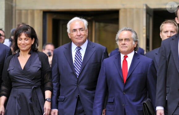 Dominique Strauss-Kahn avec Anne Sinclair et son avocat, à la sortie du tribunal à New York, en août 2011.