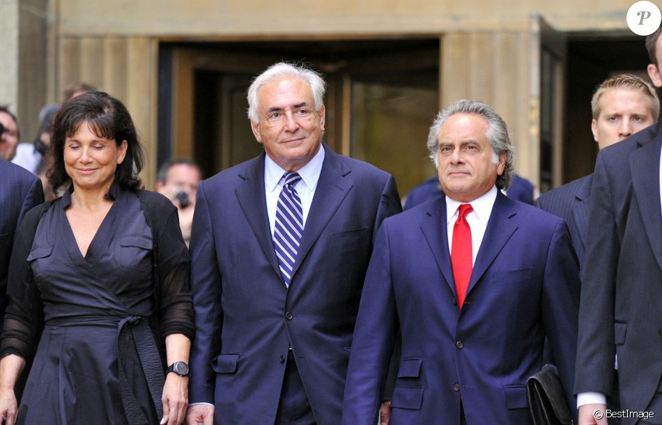 Dominique Strauss-Kahn avec Anne Sinclair et son avocat, à la sortie du tribunal à New York, en août 2011.
