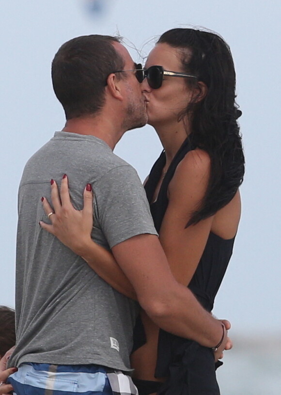 Arnaud Lagardère, sa femme Jade Foret (Lagardère) en vacances à la plage de Miami, le 26 octobre 2016.