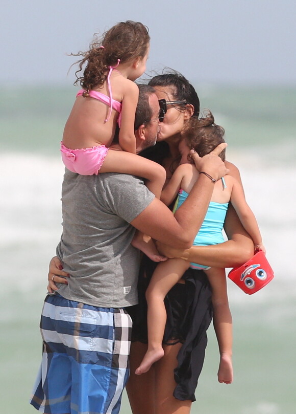 Arnaud Lagardère, sa femme Jade Foret (Lagardère) et leurs enfants Liva, Mila et Emery en vacances à la plage à Miami le 26 octobre 2016.