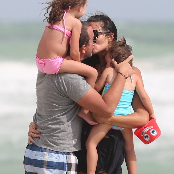 Arnaud Lagardère, sa femme Jade Foret (Lagardère) et leurs enfants Liva, Mila et Emery en vacances à la plage à Miami le 26 octobre 2016.