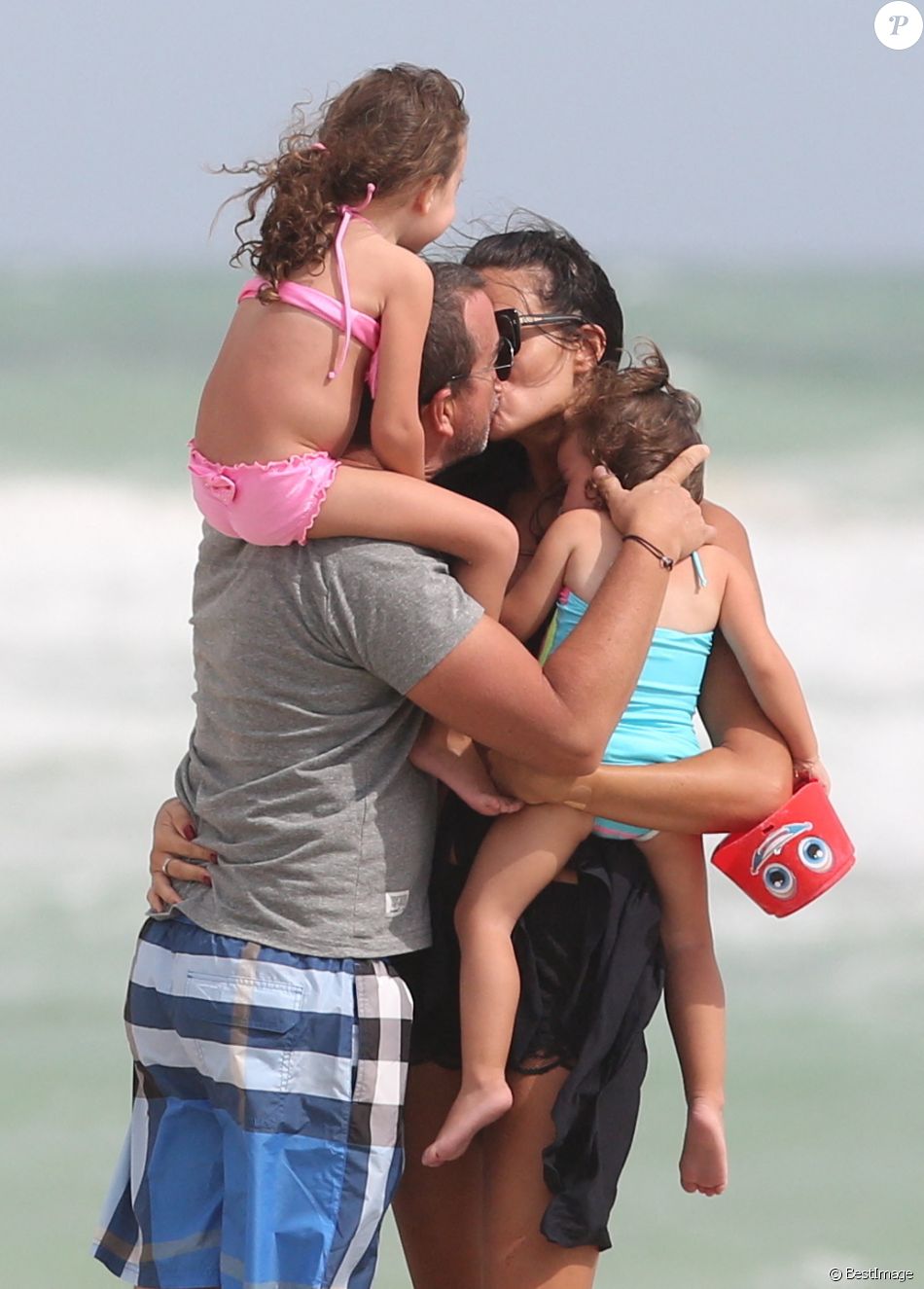 Arnaud Lagardère, sa femme Jade Foret (Lagardère) et leurs enfants Liva, Mila et Emery en vacances à la plage à Miami le 26 octobre 2016.