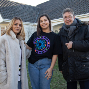 Exclusif - Alice Belaïdi et Frédéric Bouraly sur le tournage d'un court-métrage pour la Fondation "Action Enfance" , à Mennecy, en Essonne pour le projet "Action Enfance fait son Cinéma", le 27 Février 2021. © Jérémy Melloul / Bestimage