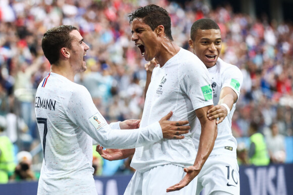 Raphaël Varane, Antoine Griezmann et Kylian Mbappé - Match de quarts de finale de la Coupe du monde 2018 opposant la France à l'Uruguay au stade de Nijni Novgorod  le 6 juillet 2018. La France a gagné 2-0.