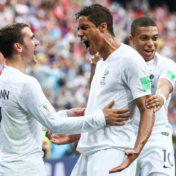 Raphaël Varane, Antoine Griezmann et Kylian Mbappé - Match de quarts de finale de la Coupe du monde 2018 opposant la France à l'Uruguay au stade de Nijni Novgorod  le 6 juillet 2018. La France a gagné 2-0.