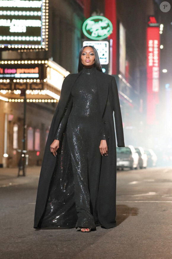 Naomi Campbell - Les mannequins lors du défilé Automne Hiver 2021-2022 de Michael Kors sur la 44ème rue à New York. Le 8 avril 2021