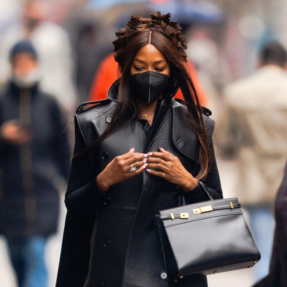 Exclusif - Naomi Campbell déjeune avec des amis en terrasse du restaurant "Cipriani" à New York, le 28 mars 2021. Le mannequin de 50 ans porte un masque de protection contre le coronavirus (Covid-19).