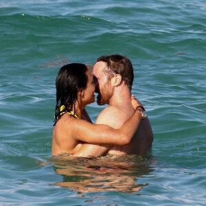 David Guetta et sa compagne Jessica Ledon passent une après-midi détente à la plage à Miami