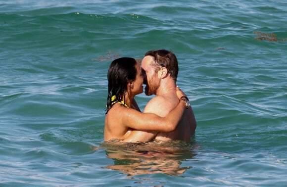 David Guetta et sa compagne Jessica Ledon passent une après-midi détente à la plage à Miami