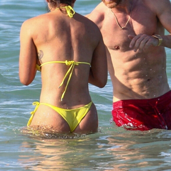 David Guetta et sa compagne Jessica Ledon passent une après-midi détente à la plage à Miami le 26 mai 2021. 