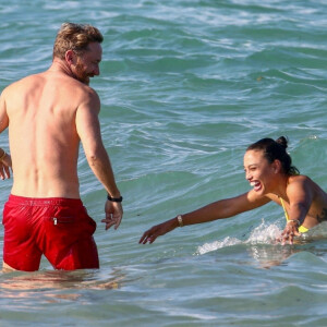 David Guetta et sa compagne Jessica Ledon passent une après-midi détente à la plage à Miami le 26 mai 2021. 