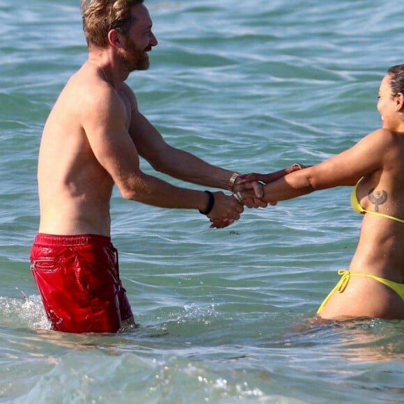 David Guetta et sa compagne Jessica Ledon passent une après-midi détente à la plage à Miami le 26 mai 2021. 