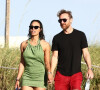 David Guetta et sa compagne Jessica Ledon passent une après-midi détente à la plage à Miami le 26 mai 2021. 