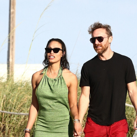 David Guetta et sa compagne Jessica Ledon passent une après-midi détente à la plage à Miami le 26 mai 2021. 