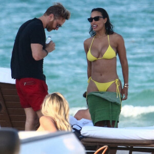 David Guetta et sa compagne Jessica Ledon passent une après-midi détente à la plage à Miami le 26 mai 2021. 