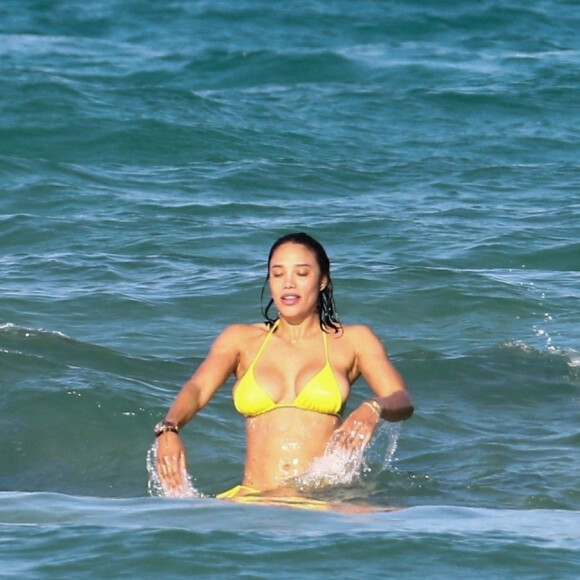 David Guetta et sa compagne Jessica Ledon passent une après-midi détente à la plage à Miami le 26 mai 2021. 