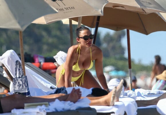 David Guetta et sa compagne Jessica Ledon passent une après-midi détente à la plage à Miami le 26 mai 2021. 