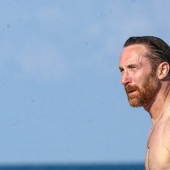 David Guetta et sa compagne Jessica Ledon passent une après-midi détente à la plage à Miami le 26 mai 2021. 