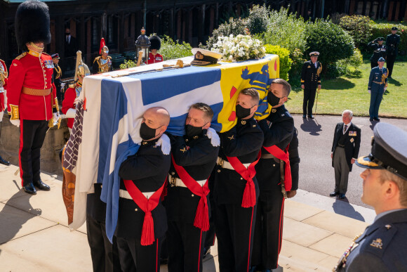 Illustration (cercueil) - Arrivées aux funérailles du prince Philip, duc d'Edimbourg à la chapelle Saint-Georges du château de Windsor, le 17 avril 2021.