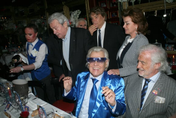 Alain Delon, Bernard Tapie et sa femme Dominique, Michou et Jean-Paul Belmondo - Michou fête ses 85 ans et les 60 ans de son cabaret à Paris le 20 juin 2016.
