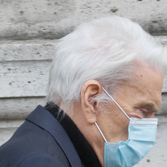 Exclusif - Bernard Tapie, sorties des obsèques du chef Gérard Idoux en l'église de Saint-Germain-des-Prés à Paris, le 08 octobre 2020. © Christophe Clovis / Bestimage