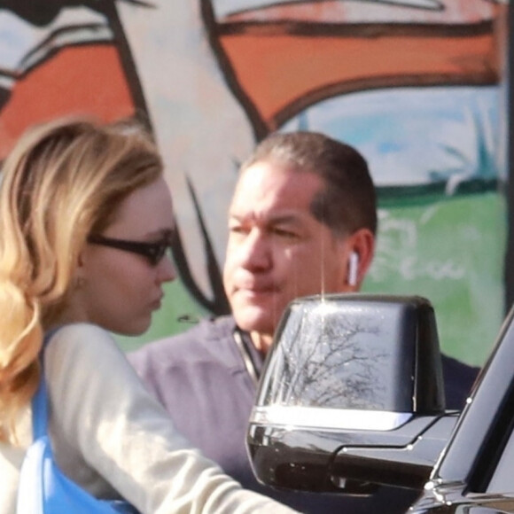 Exclusif - Lily-Rose Depp monte dans sa limousine à la sortie d'un magasin animalier dans le quartier de Los Feliz à Los Angeles, le 22 janvier 2020 