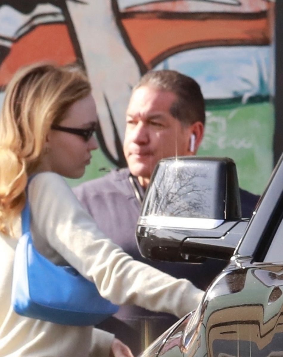 Exclusif - Lily-Rose Depp monte dans sa limousine à la sortie d'un magasin animalier dans le quartier de Los Feliz à Los Angeles, le 22 janvier 2020