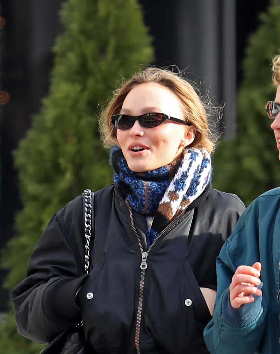 Exclusif - Lily-Rose Depp se balade avec un ami dans les rues de New York, le 8 décembre 2019